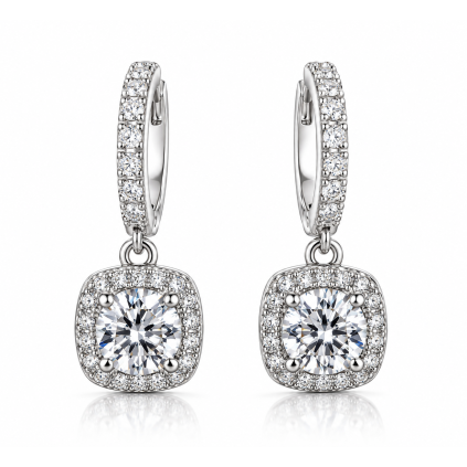 Elegant Diamantové Náušnice na Bílém Pozadí