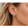 Elegant diamantová náušnice v detailu