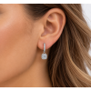 Elegantní diamantová náušnice v detailu