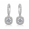 Elegant Diamantové Náušnice na Bílém Pozadí