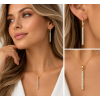 Elegantní zlaté šperky v detailu