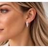 Detail elegantních stříbrných náušnic