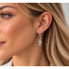 Elegant stříbrná náušnice u blondýnky